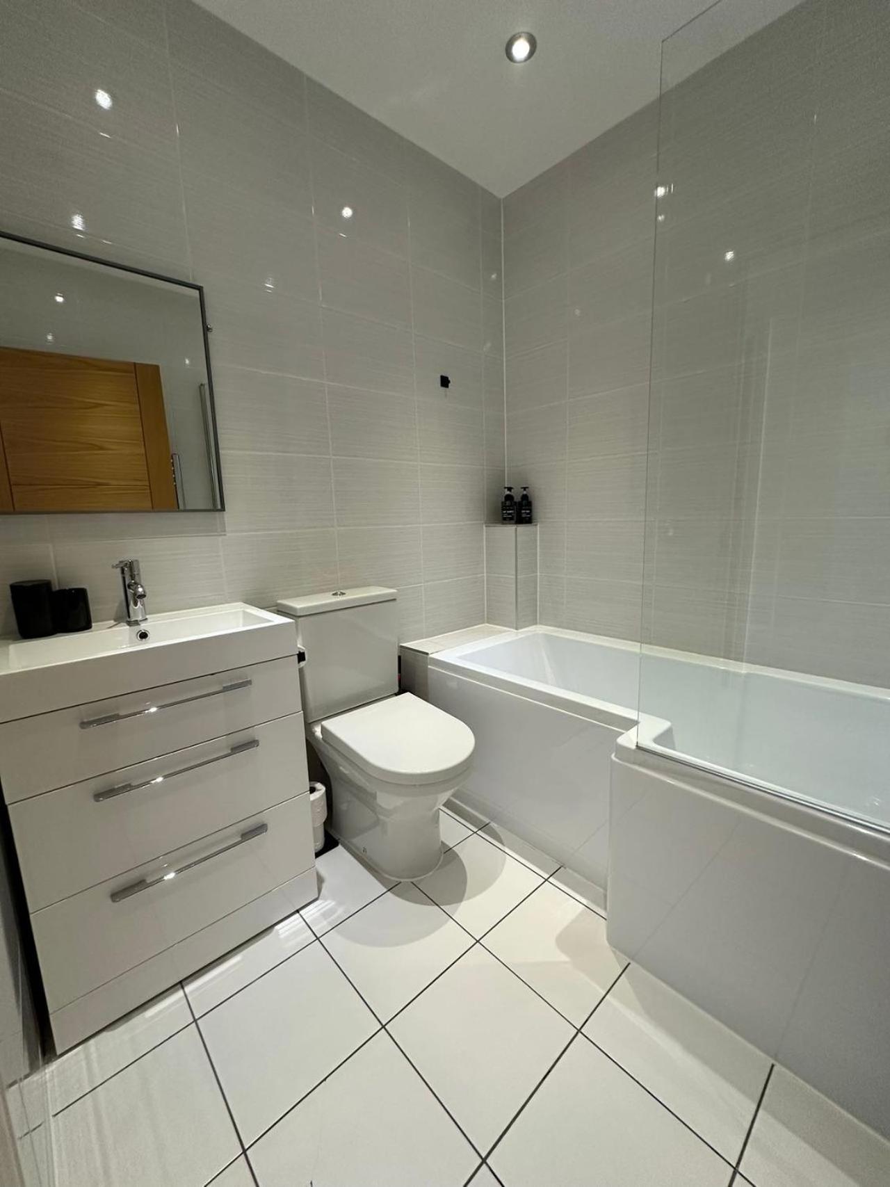 Spacious 4Br 4Ba Gated Townhouse With Balconies, Central Jq Бирмингем Экстерьер фото